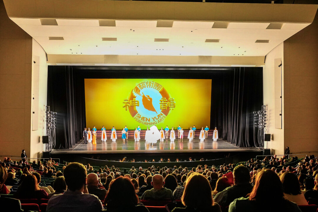 Shen Yun Performing Arts New Era Company's curtain call at the Des Moines Civic Center, on Jan. 23, 2022. (Jesse Lin/The Epoch Times)