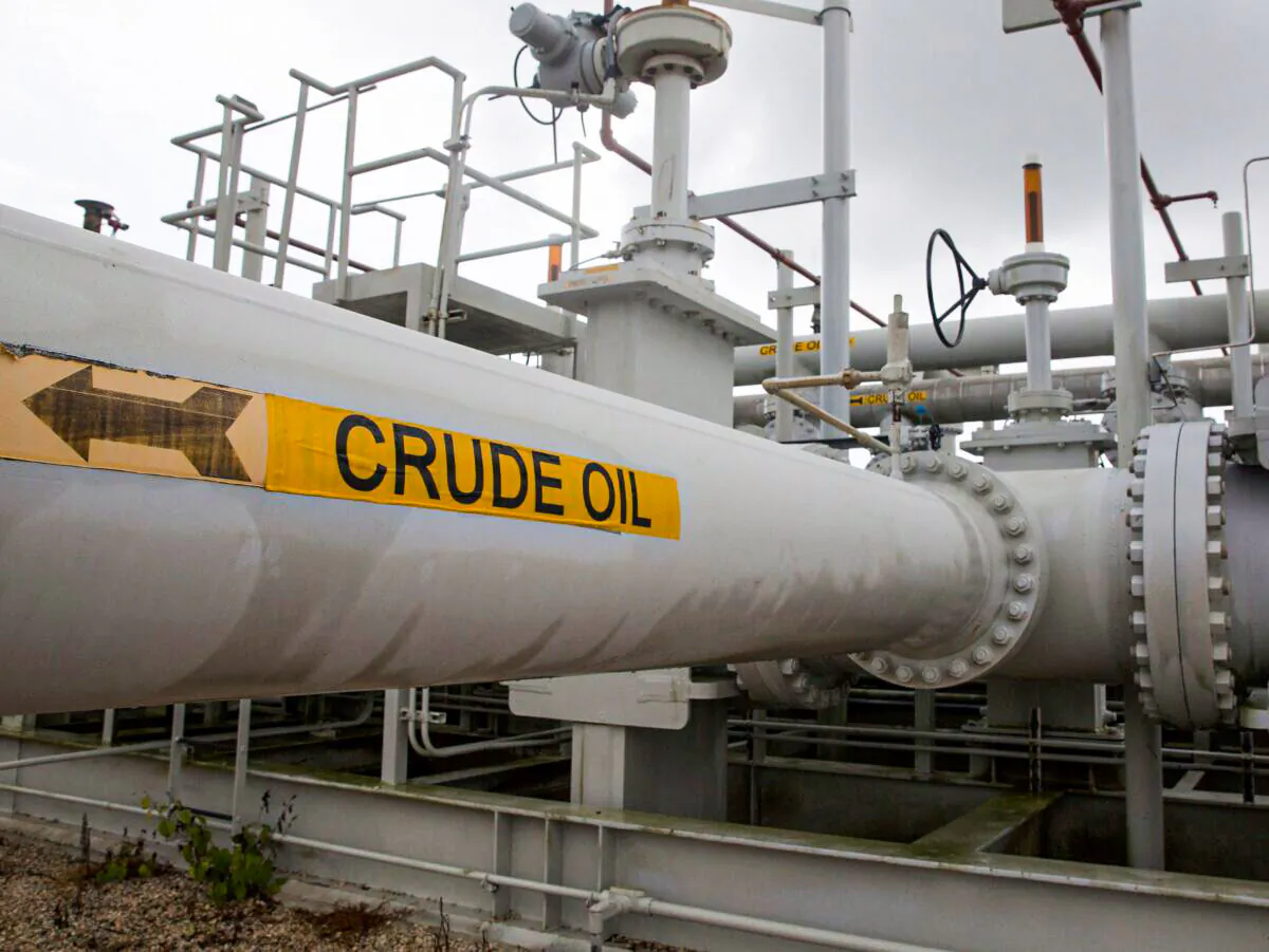  A maze of crude oil pipes and valves is pictured during a tour by the Department of Energy at the Strategic Petroleum Reserve in Freeport, Texas on June 9, 2016. (Richard Carson/Reuters)