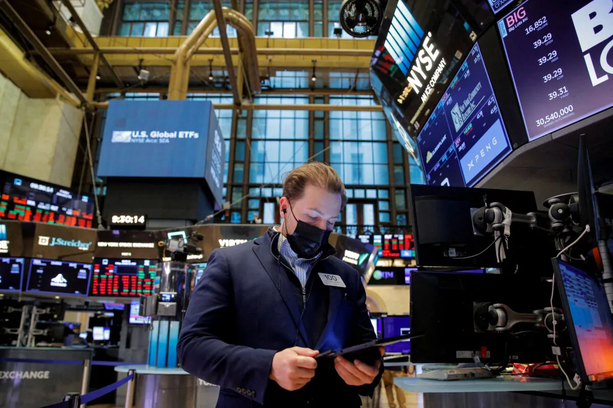 A trader works on the floor of the New York Stock Exchange (NYSE) in New York on Jan. 21, 2022. (Brendan McDermid/Reuters)