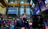 Wall Street Reverses, Ends Higher in Late Session Rally