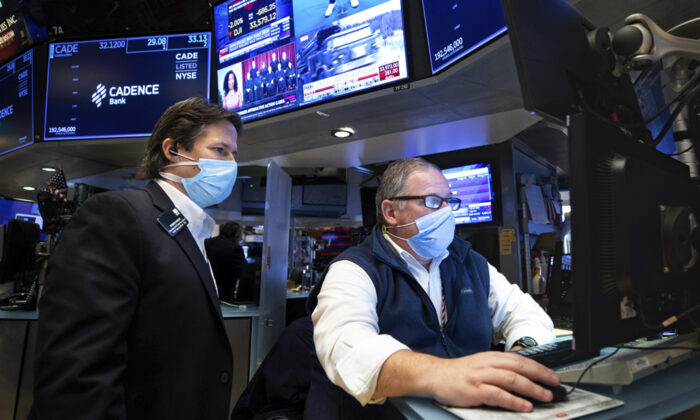 Trader Michael Conlon (R) works on the New York Stock Exchange trading floor in New York on Jan. 25, 2022. (Allie Joseph/New York Stock Exchange via AP)