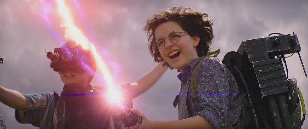 boy and girl shoot electricity gun in GHOSTBUSTERS: AFTERLIFE