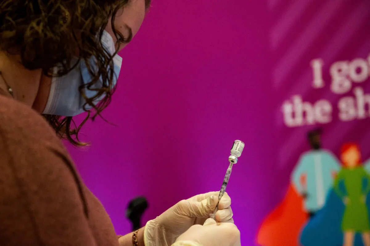 A medical worker prepares a COVID-19 vaccine booster in Hartford, Con., on Jan. 6, 2022. (Joseph Prezioso/AFP via Getty Images)