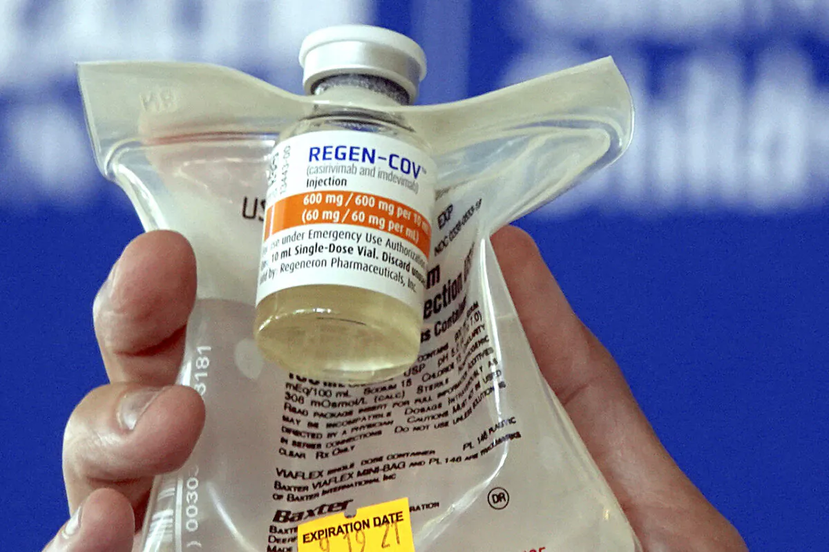 A Regeneron monoclonal antibody infusion bag. (Joe Cavaretta/South Florida Sun-Sentinel via AP)