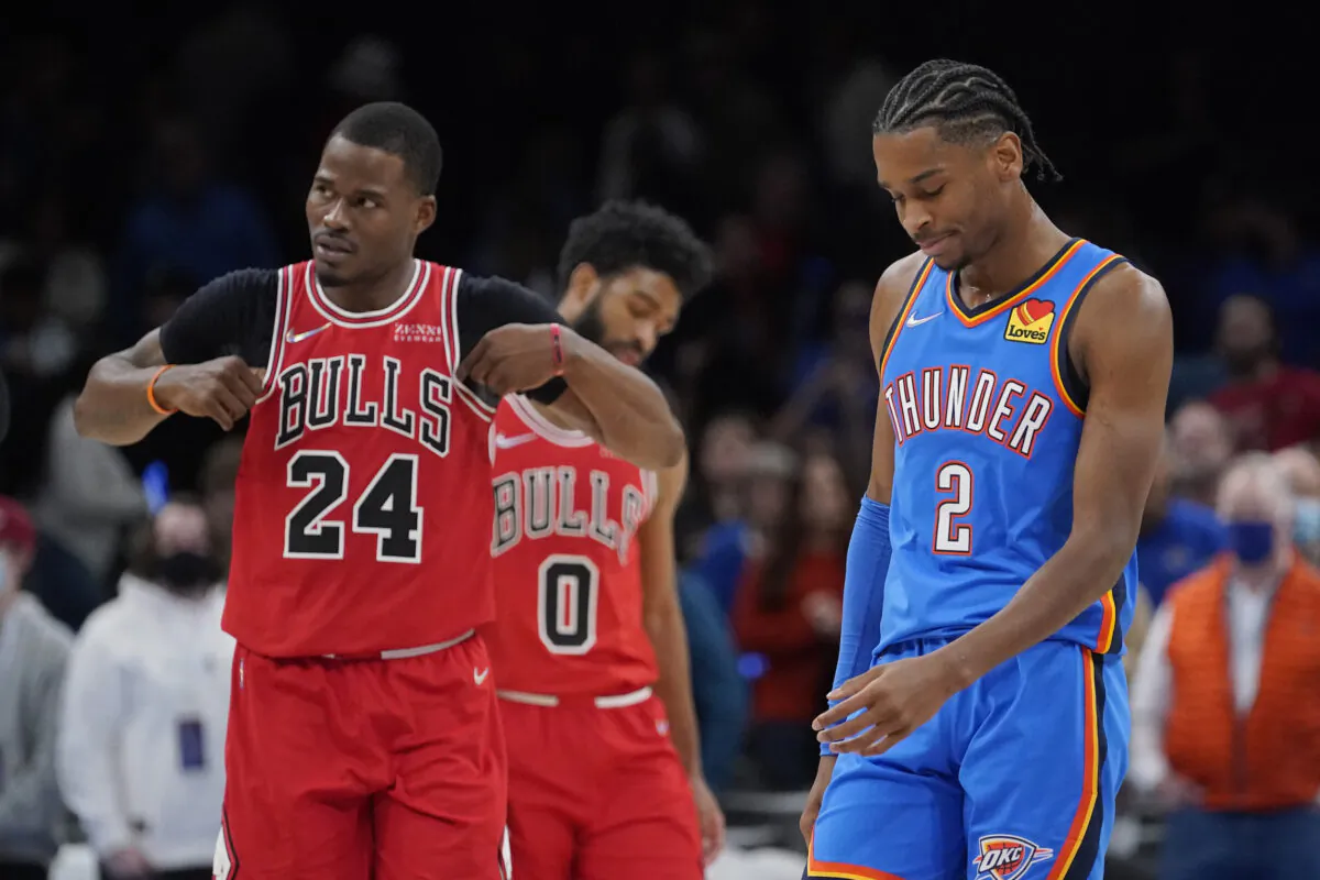 Oklahoma City Thunder guard Shai Gilgeous-Alexander (2) reacts in front of Chicago Bulls forward Javonte Green (24) after missing a basket in the final seconds of the an NBA basketball game, in Oklahoma City on Jan. 24, 2022. (Sue Ogrocki/AP Photo)