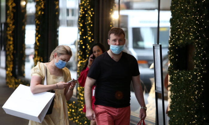 Shoppers walk in Sydney's CBD, Australia, on Dec. 24, 2021. (Jason McCawley/Getty Images)