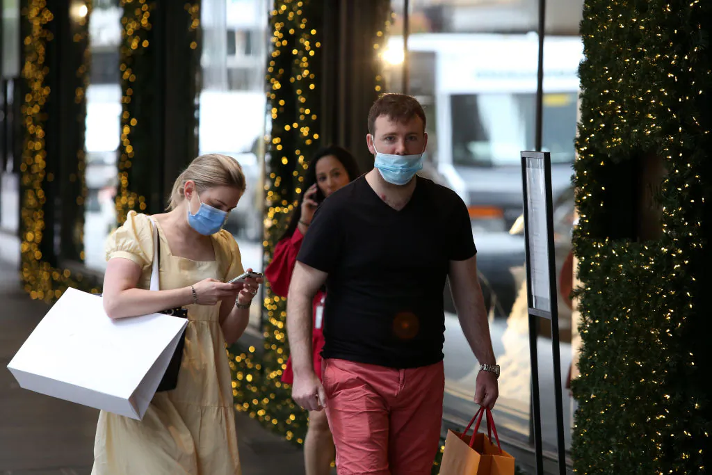 Shoppers walk in Sydney's CBD, Australia, on Dec. 24, 2021. (Jason McCawley/Getty Images)