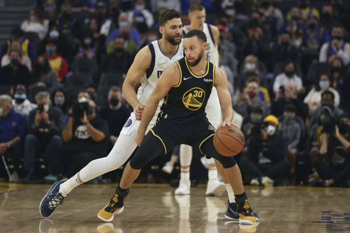 Golden State Warriors guard Stephen Curry (30) drives to the basket against Dallas Mavericks forward Maxi Kleber (42) during the first half of an NBA basketball game in San Francisco, on Jan. 25, 2022. (Jed Jacobsohn/AP Photo)
