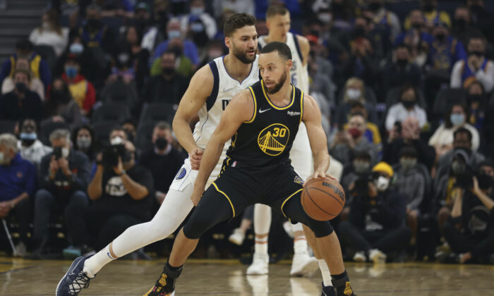 Golden State Warriors guard Stephen Curry (30) drives to the basket against Dallas Mavericks forward Maxi Kleber (42) during the first half of an NBA basketball game in San Francisco, on Jan. 25, 2022. (Jed Jacobsohn/AP Photo)