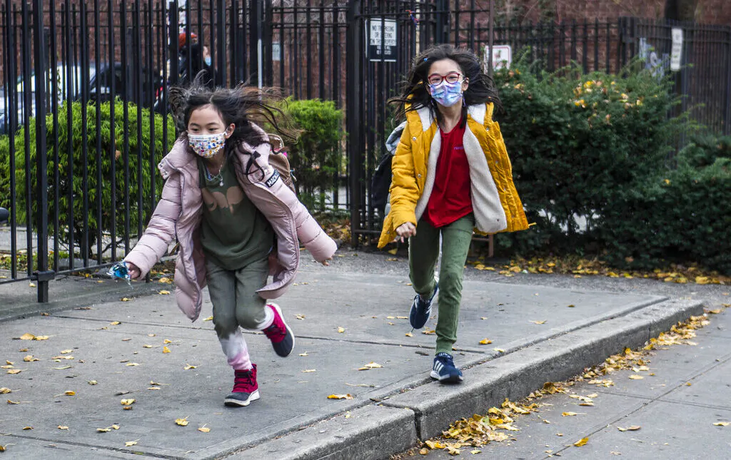 Students wearing masks leave the New Explorations into Science, Technology and Math (NEST+m) school in the Lower East Side neighborhood of Manhattan, N.Y., on Dec. 21, 2021. (Brittainy Newman/AP Photo)