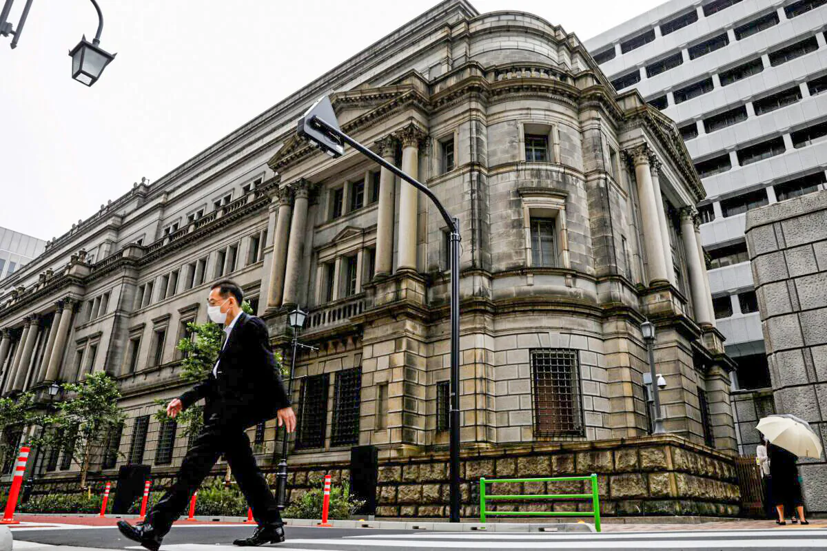 A man wearing a protective mask walks past the headquarters of the Bank of Japan amid the coronavirus disease (COVID-19) outbreak in Tokyo, Japan, on May 22, 2020. (Kim Kyung-Hoon/Reuters)