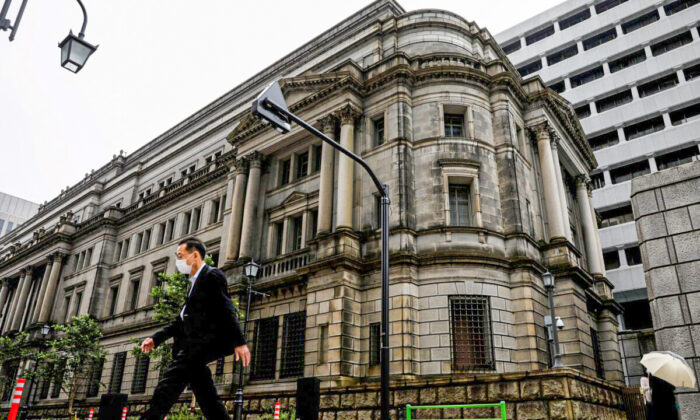 A man wearing a protective mask walks past the headquarters of the Bank of Japan amid the coronavirus disease (COVID-19) outbreak in Tokyo, Japan, on May 22, 2020. (Kim Kyung-Hoon/Reuters)