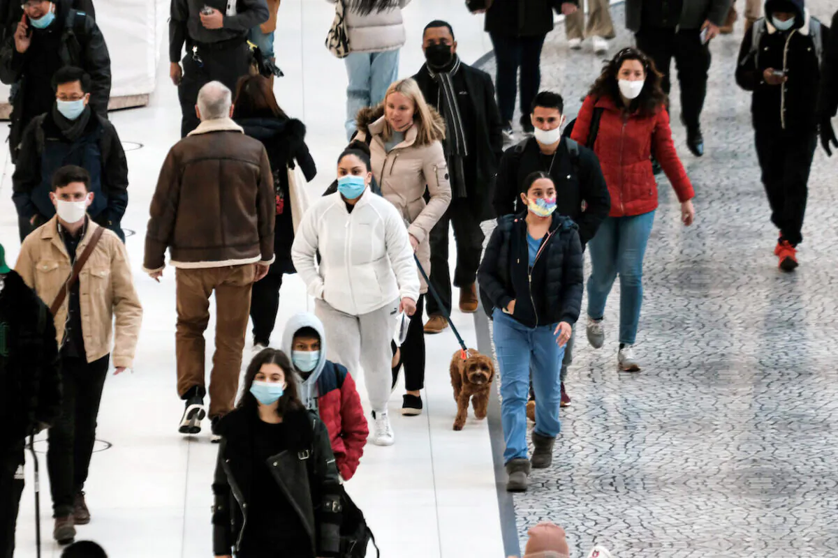 People wear masks at an indoor mall in The Oculus in lower Manhattan on the day that a mask mandate went into effect in New York, on Dec. 13, 2021. (Spencer Platt/Getty Images)