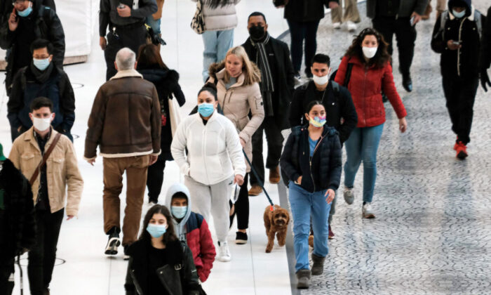 People wear masks at an indoor mall in The Oculus in lower Manhattan on the day that a mask mandate went into effect in New York, on Dec. 13, 2021. (Spencer Platt/Getty Images)