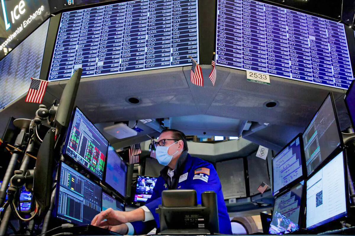 Traders work on the floor of the New York Stock Exchange (NYSE) in New York City, on Jan. 25, 2022. (Brendan McDermid/Reuters)