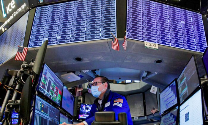 Traders work on the floor of the New York Stock Exchange (NYSE) in New York City, on Jan. 25, 2022. (Brendan McDermid/Reuters)