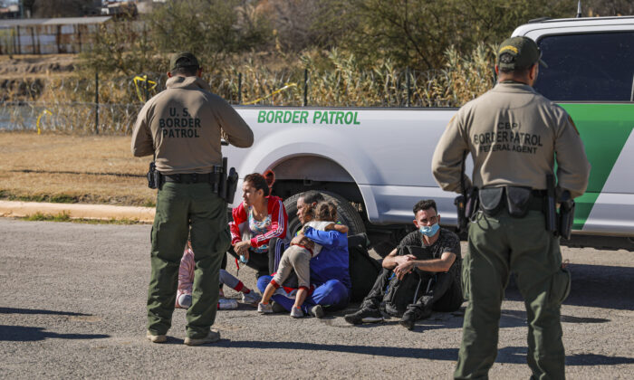Border Patrol agents apprehend a group of Cubans and Venezuelans that just waded across the Rio Grande from Mexico into Eagle Pass, Texas, on Jan. 25, 2022. (Charlotte Cuthbertson/The Epoch Times)