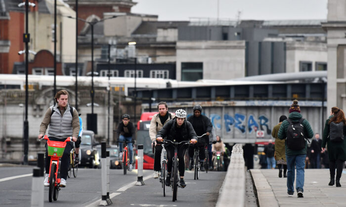 Commuters ride bicycles in central London on Jan. 27, 2022. (Justin Tallis/AFP via Getty Images)