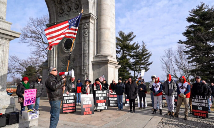 Pennsylvanians hold a rally in front of the Arch of the Valley Forge National Historical Park, Pa., on Jan. 23, 2022. (William Huang/The Epoch Times)