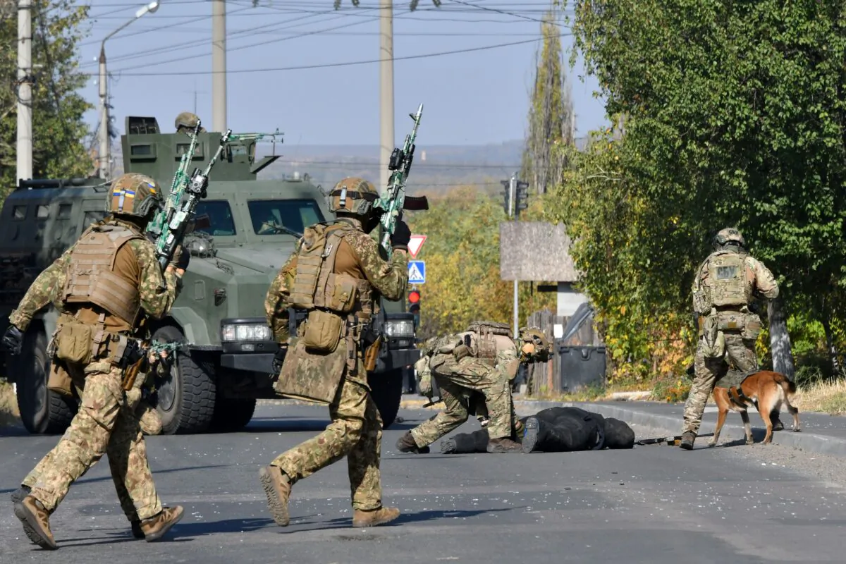 Servicemen of the National Guard of Ukraine and members of the SBU security service are seen in this file photo taken in eastern Ukraine on Oct. 13, 2020. (Genya Savilov/AFP via Getty Images)