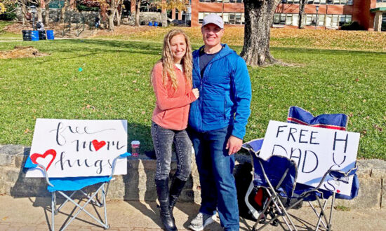 Couple Gives 600 ‘Mom and Dad Hugs’ at College Campus: ‘Overwhelmed by the Goodness of God’