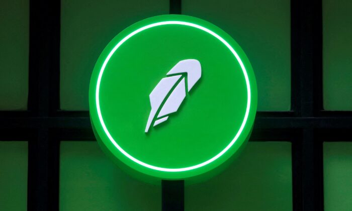 The logo of Robinhood Markets Inc. is seen at a pop-up event on Wall Street after the company's IPO in New York, on July 29, 2021. (Andrew Kelly/Reuters)
