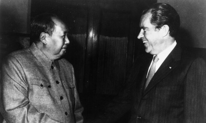 Chinese communist leader Chairman Mao Zedong shakes hands with U.S. President Richard Nixon in Beijing during Nixon’s visit to China on Feb. 21, 1972. KEYSTONE/GETTY IMAGES