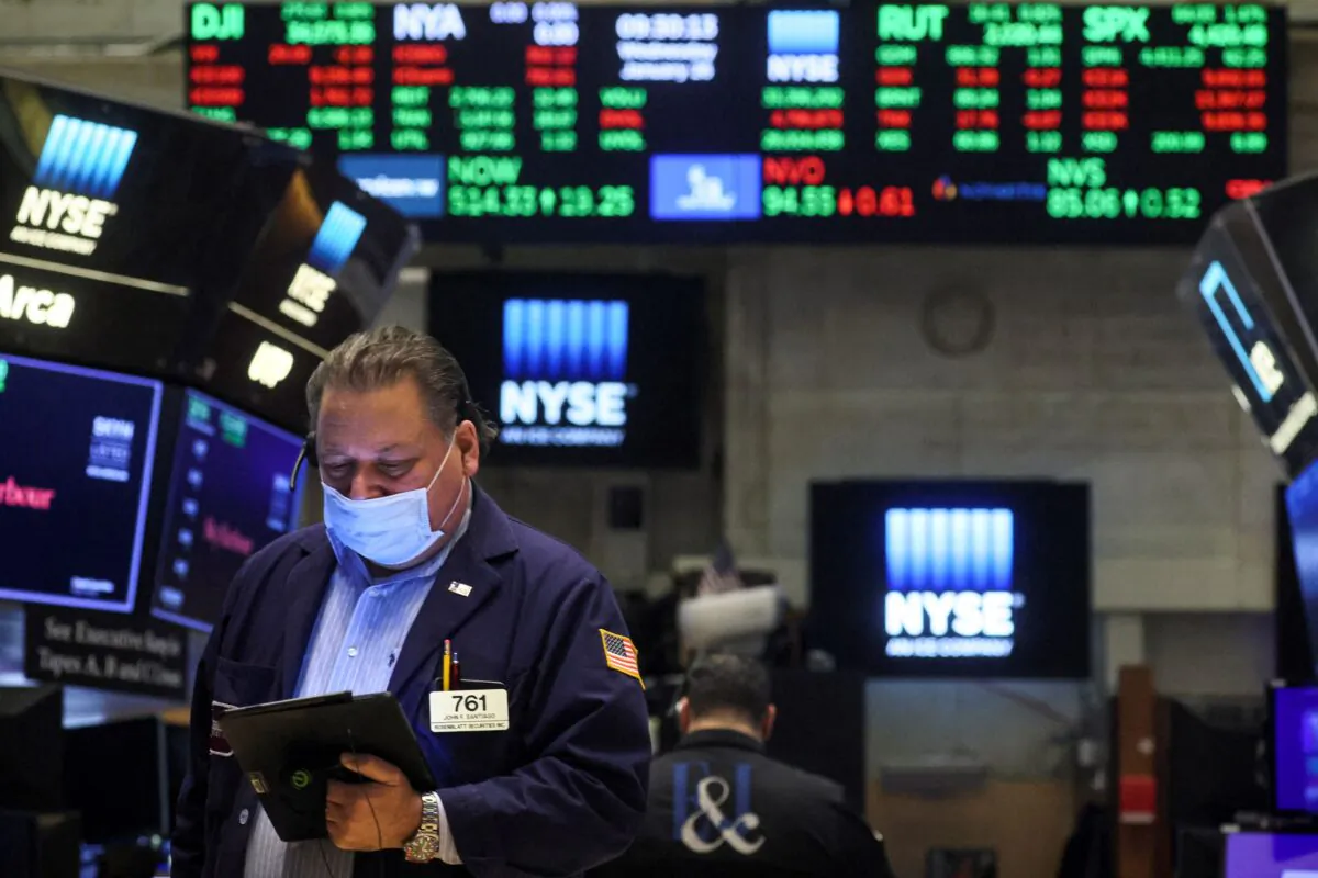 Traders work on the floor of the New York Stock Exchange (NYSE) in New York City, on Jan. 26, 2022. (Brendan McDermid/Reuters)