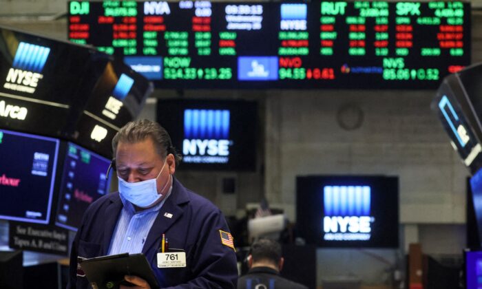 Traders work on the floor of the New York Stock Exchange (NYSE) in New York City, on Jan. 26, 2022. (Brendan McDermid/Reuters)