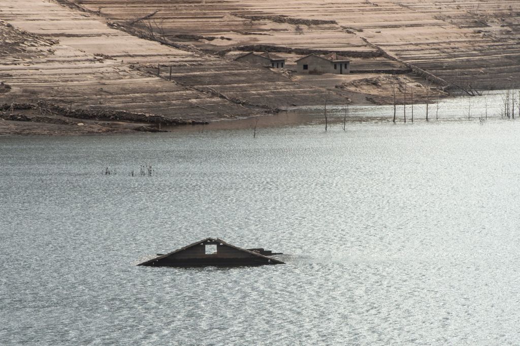 Những tàn tích ngập nước của ngôi làng Aceredo trước đây thường xuất hiện từ Hồ chứa Lindoso khi mực nước thấp. (Ảnh: Miguel Riopa/ AFP/ Getty)