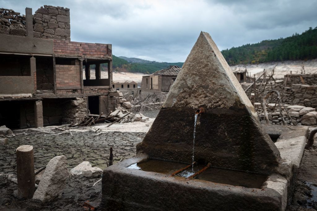 Đài phun nước vẫn chảy trong thị trấn ma đổ nát Aceredo. (Ảnh: Miguel Riopa/ AFP/ Getty)