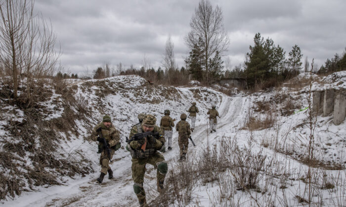 Citizens will participate in a training session for the Kiev Territorial Defense Unit in Kiev, Ukraine, on January 29, 2022.  (ChrisMcGrath / Getty Images)