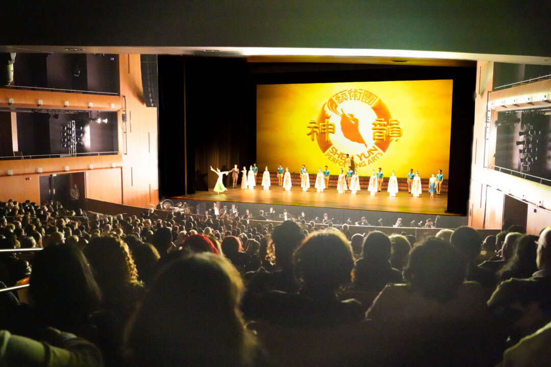 Shen Yun Performing Arts International Company's curtain call at the Cannon Center, in Memphis, on Jan. 29, 2022. (The Epoch Times)
