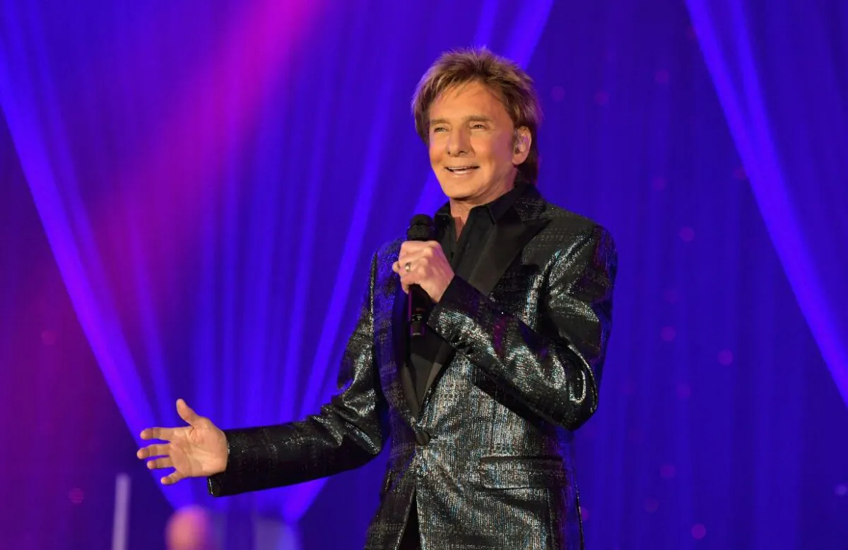 Barry Manilow performs onstage during Celebrity Fight Night XXV in Phoenix, Ariz. on March 23, 2019.  (Amy Sussman/Getty Images for Celebrity Fight Night)