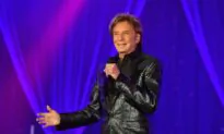 Barry Manilow Speaks Out After Being Dragged Into Joe Rogan-Neil Young Controversy