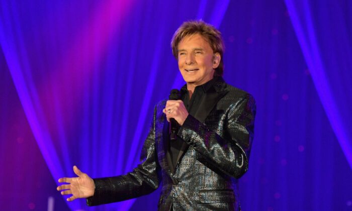 Barry Manilow performs onstage during Celebrity Fight Night XXV in Phoenix, Ariz. on March 23, 2019.  (Amy Sussman/Getty Images for Celebrity Fight Night)