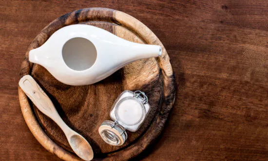 The Risks & Benefits of Neti Pot Nasal Irrigation