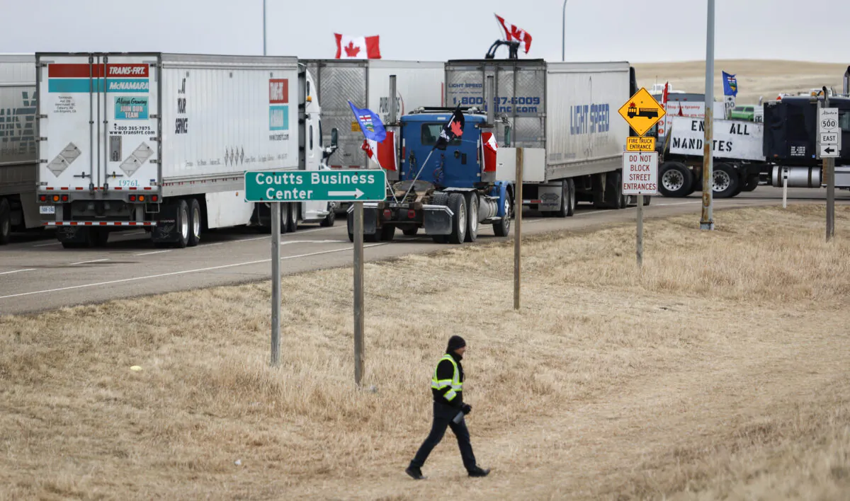 Demonstrators gather at the busy U.S. border crossing in Coutts, Alta., on Jan. 31, 2022. (THE CANADIAN PRESS/Jeff McIntosh)