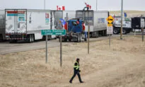 RCMP Tow Trucks Move In on Alberta Convoy at Canada-US Border