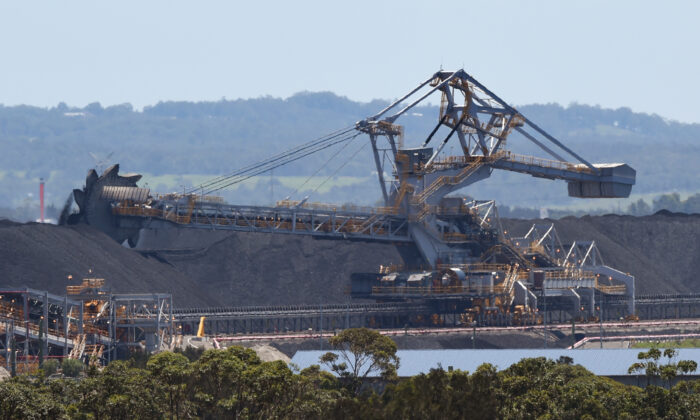 一张照片显示了 2015 年 11 月 18 日澳大利亚新南威尔士州纽卡斯尔港的部分煤炭作业。（William West/AFP via Getty Images）