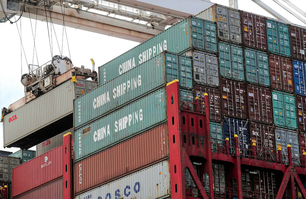 A shipping container is offloaded from East China Sea container ship at the Port of Oakland in California on June 20, 2018. (Justin Sullivan/Getty Images)