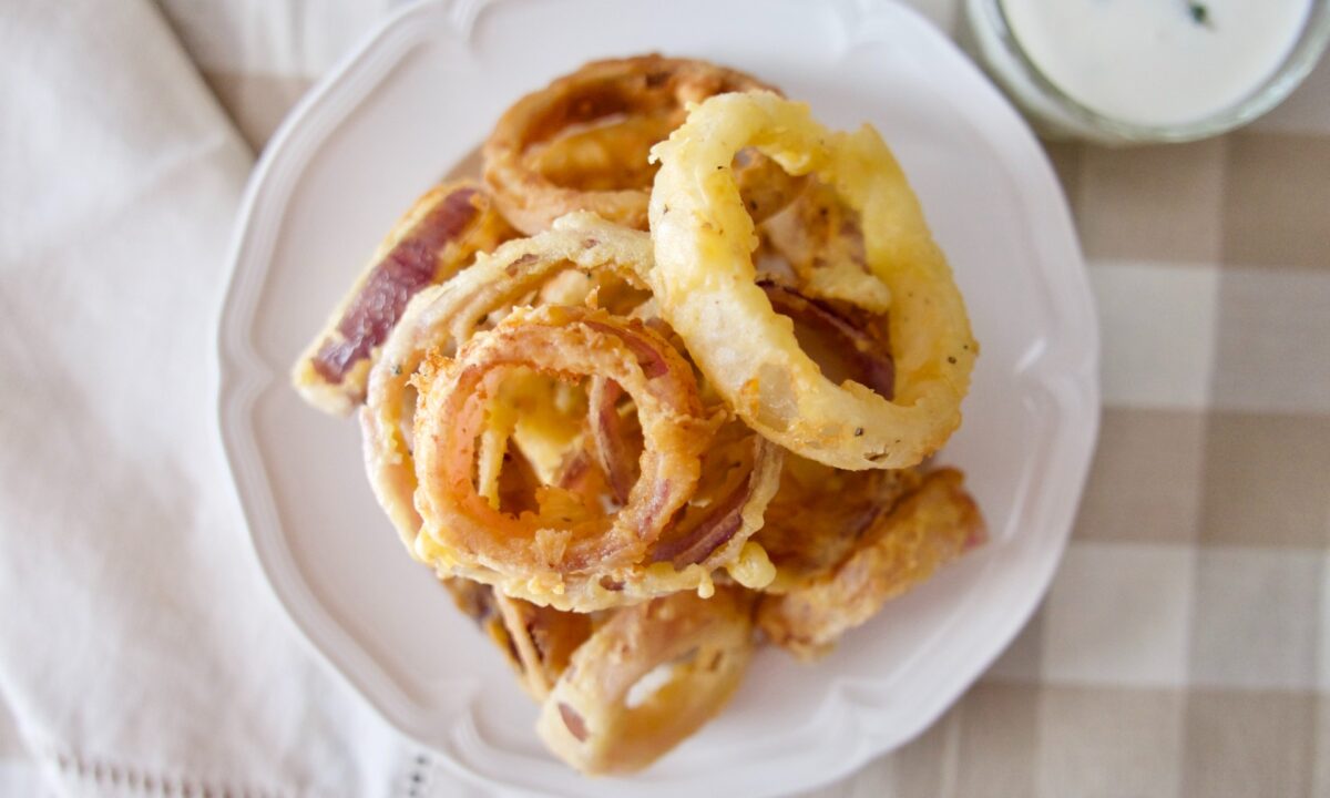 Have everything ready before you start to fry—including the creamy dipping sauce—and serve your freshly fried onion rings immediately. (Victoria de la Maza)