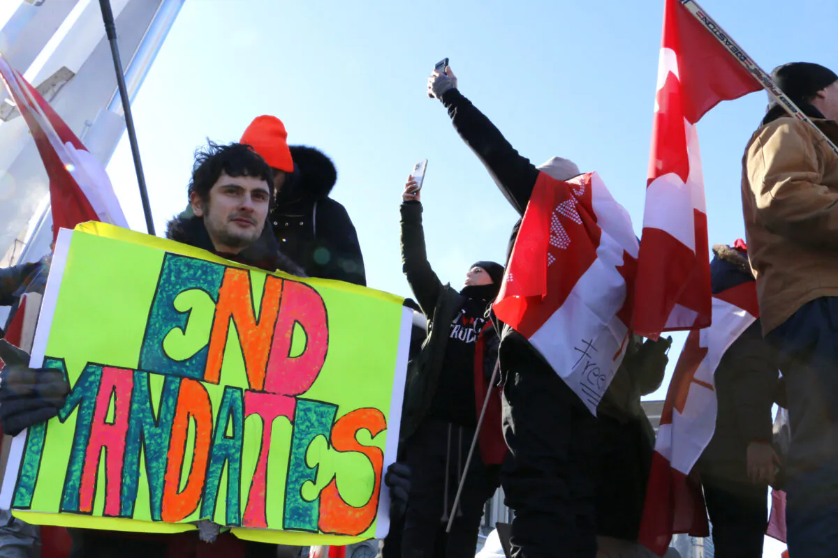 People protest against vaccine mandates in Ottawa on Jan. 29, 2022. (Noé Chartier/The Epoch Times)