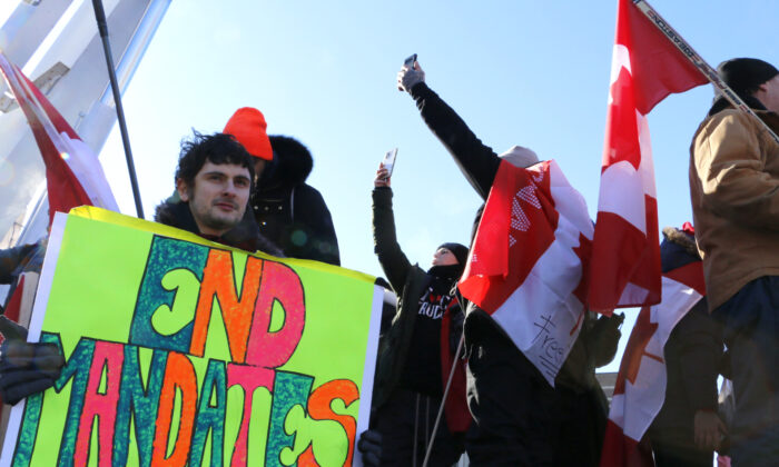 People protest against vaccine mandates in Ottawa on Jan. 29, 2022. (Noé Chartier/The Epoch Times)