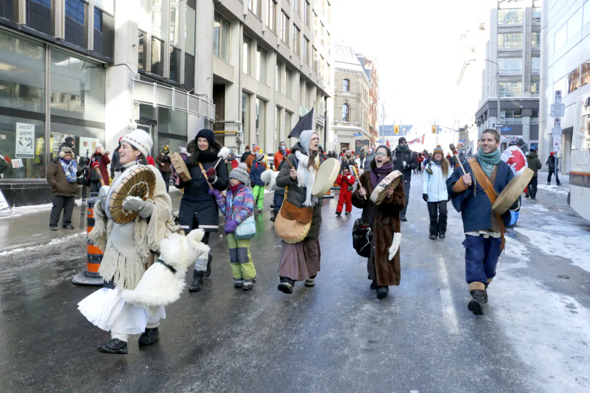 Protesters perform with drums as they walk away from Parliament Hill in Ottawa on Jan. 29, 2022. (Noé Chartier/The Epoch Times)