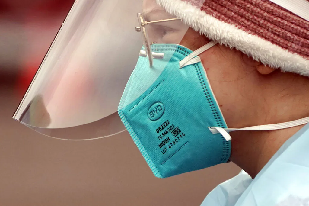 Linsey Jones, a medical assistant working at a drive-up COVID-19 testing clinic, wears an N95 mask, in Puyallup, Wash., south of Seattle, Wash., on Jan. 4, 2022. (Ted S. Warren, File/AP Photo)
