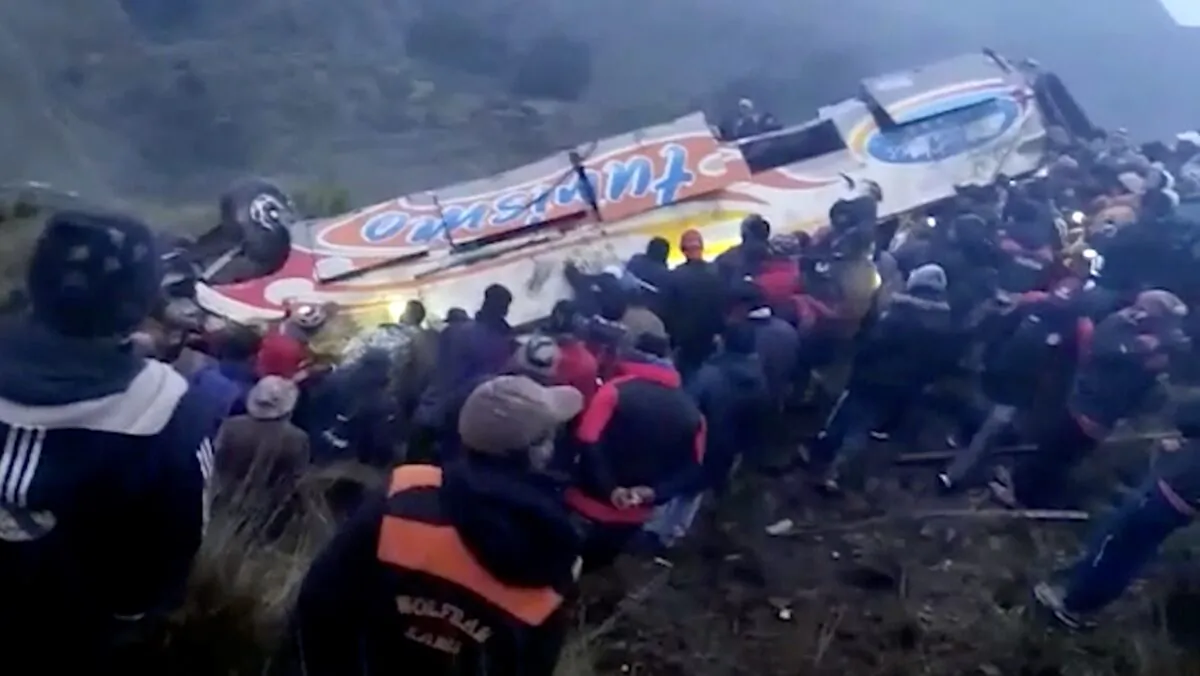 People at the bus crash site in Kami, Cochabamba, Bolivia, on Jan. 29, 2022. (Adolfo Mamani Radio Ayopaya via AP/Screenshot via The Epoch Times)