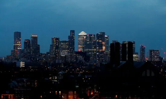 UK Businesses Scale Back Pay Plans Despite Higher Inflation: Lloyds