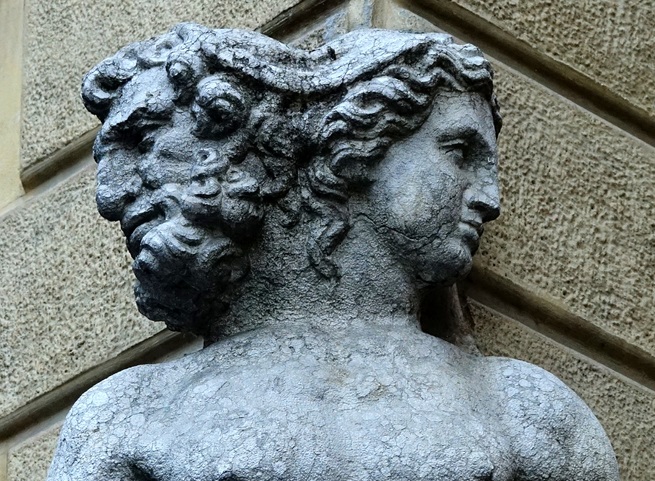 The two-faced statue of Janus in Reggio Emilia, Italy. (D-VISIONS/Shutterstock)