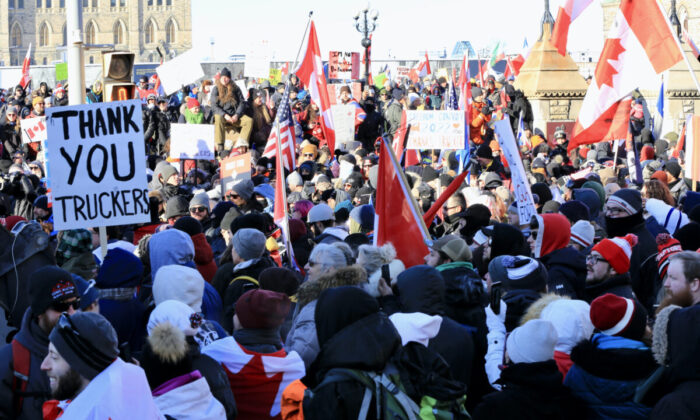Huge crowds gather on Parliament Hill during the trucker convoy protest against COVID-19 mandates and restrictions, in Ottawa on Jan. 29, 2022. (Jonathan Ren/The Epoch Times)
